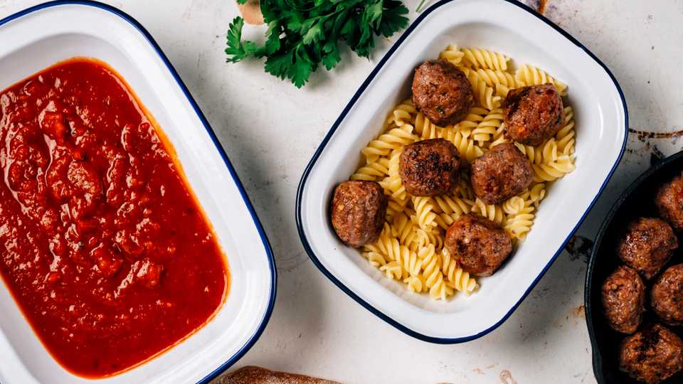 Pasta with meatballs and tomato sauce