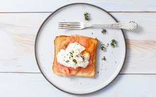 Smoked salmon toast with poached egg