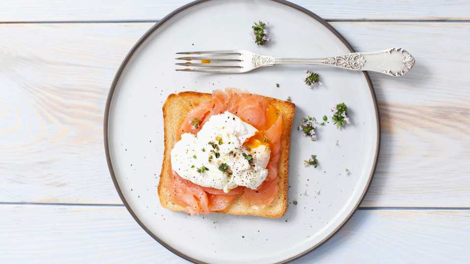 Smoked salmon toast with poached egg