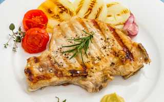 Grilled Pork Chops with Onion